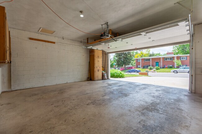 Building Photo - 3098 S Vine St