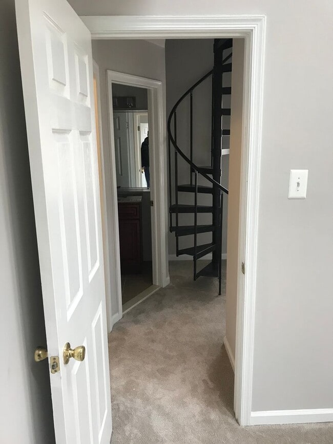 Building Photo - Crestwood 2 bed + Loft Large Condo Availab...