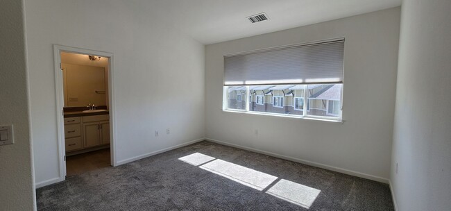 Building Photo - 3 bedroom condo with views of the Truckee ...