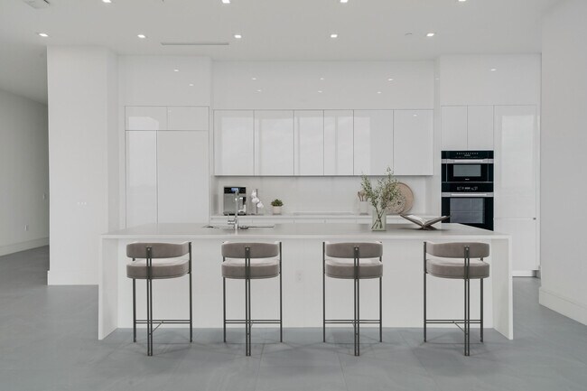 Building Photo - 220 Lake Shore Dr