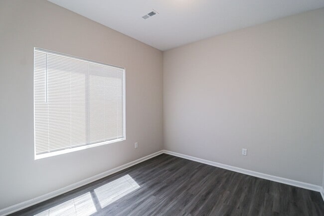 Building Photo - 2336 E Cheyenne Ct