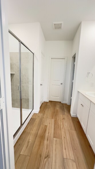 Building Photo - 2108 Angus Dr