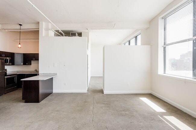 Building Photo - Loft Style One Bed