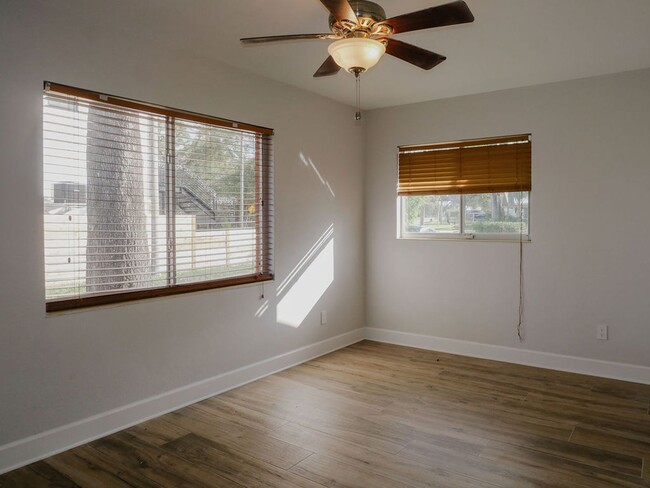 Building Photo - Riverfront Oasis in the City of Tampa!