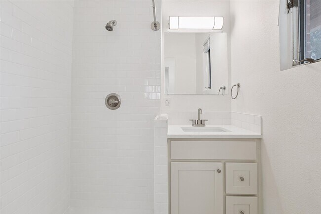 Building Photo - Fall 2026 Pre-Lease RENOVATED STUDIO Apartment | Close to Campus and Pearl St