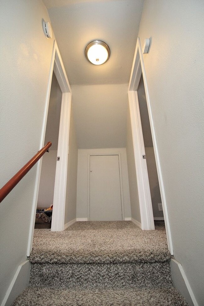 Building Photo - 9020 SE Stephens St