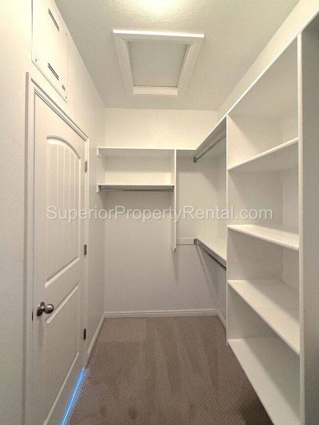 Building Photo - Darling 4 bed, 2 bath home w/2 car garage