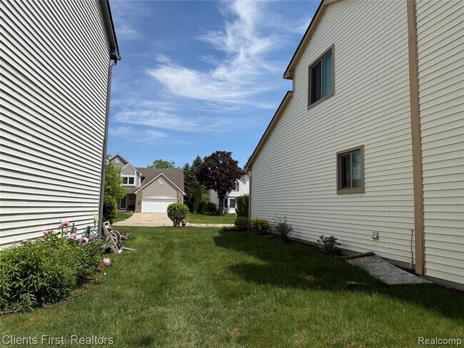 Building Photo - 7043 Foxridge Dr