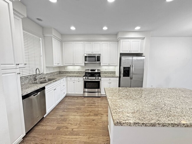 Building Photo - Spacious 3Bd/3.5Ba Home With Views and All...