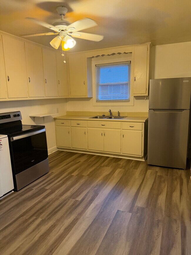 Building Photo - 705 Chandler Ave