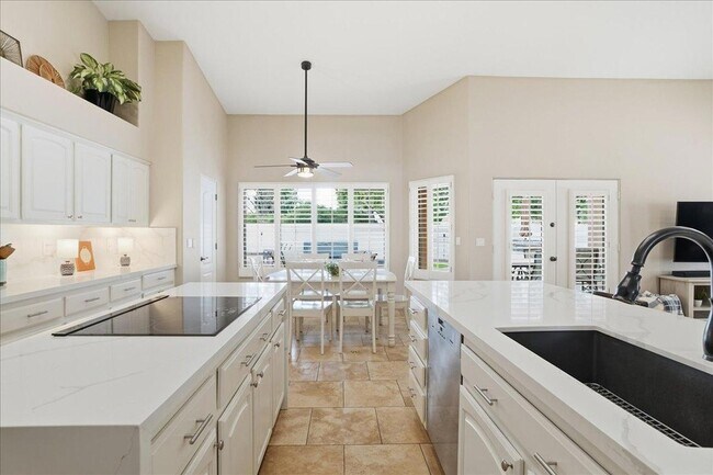 Building Photo - 1909 E Coral Tree Dr