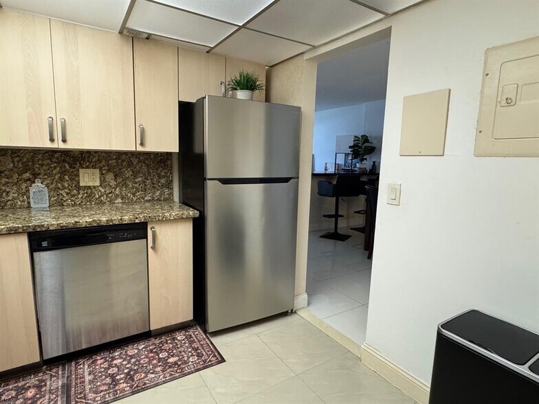 View Of Kitchen (1) - 305 N Pompano Beach Blvd