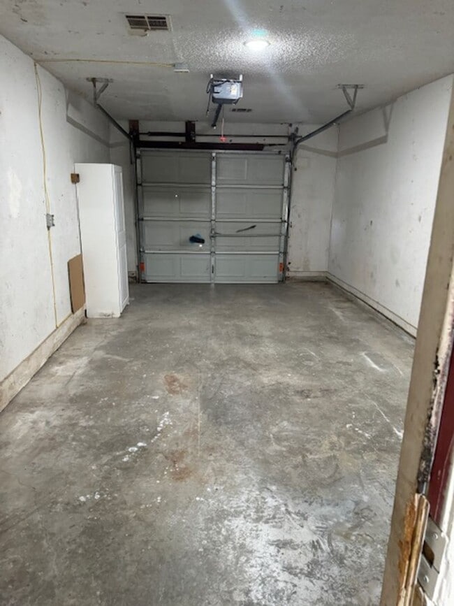 Building Photo - 719 Acorn Dr