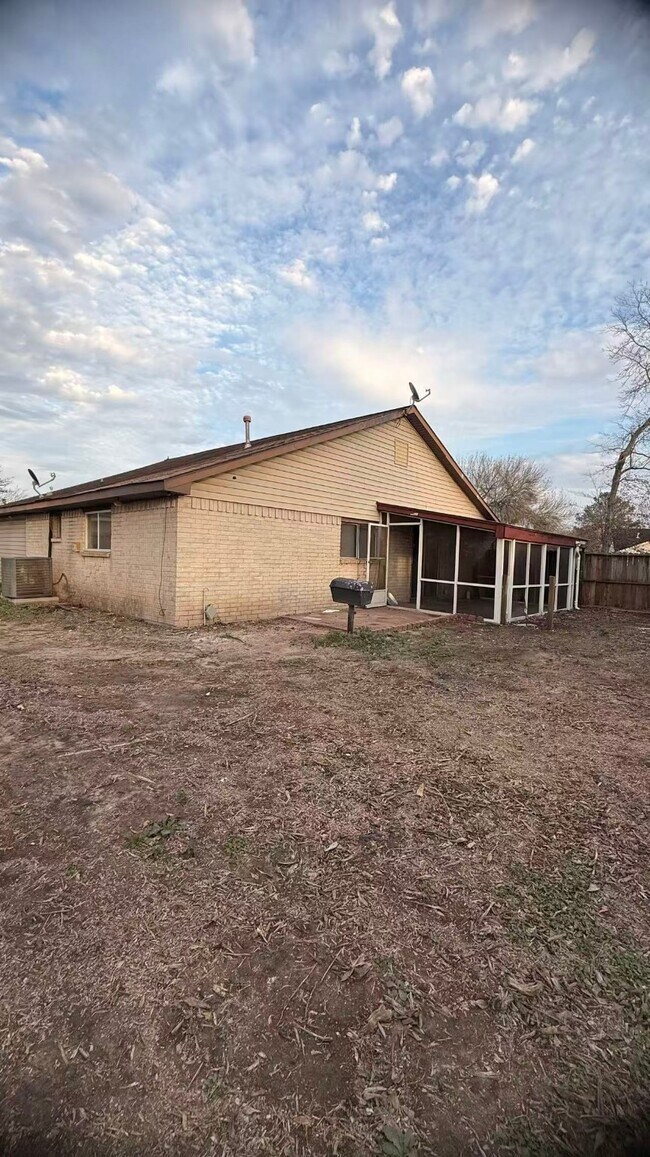 Building Photo - 16354 Villaret Dr