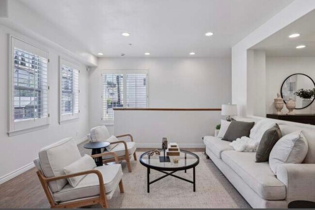 Building Photo - BEAUTIFUL 4 BED 3 BATH UNIT!!!!!