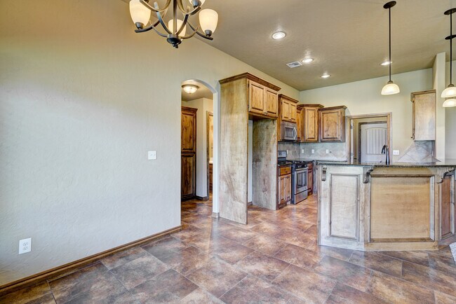 Building Photo - 1713 Pinewood Dr