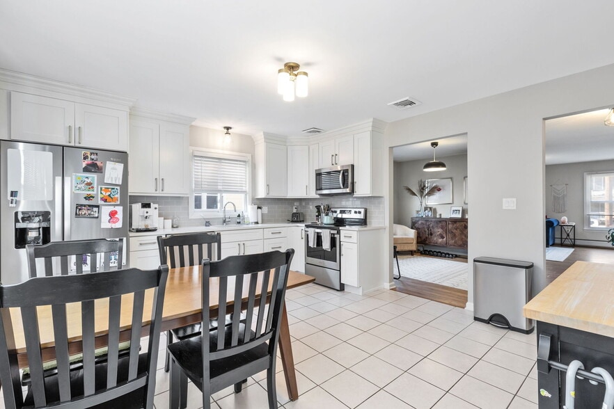 Eat in Kitchen - 216 Holly Street
