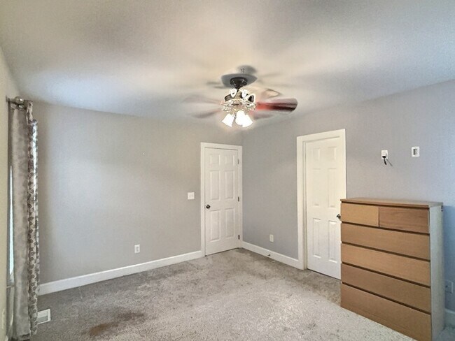 Building Photo - 20 Hollyfield Ln