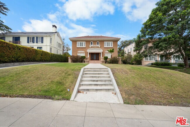 Building Photo - 1231 S St Andrews Pl