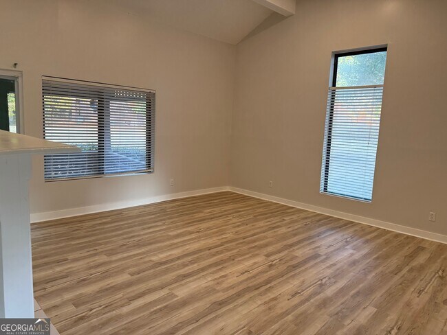 Building Photo - 20 Fairway Ln