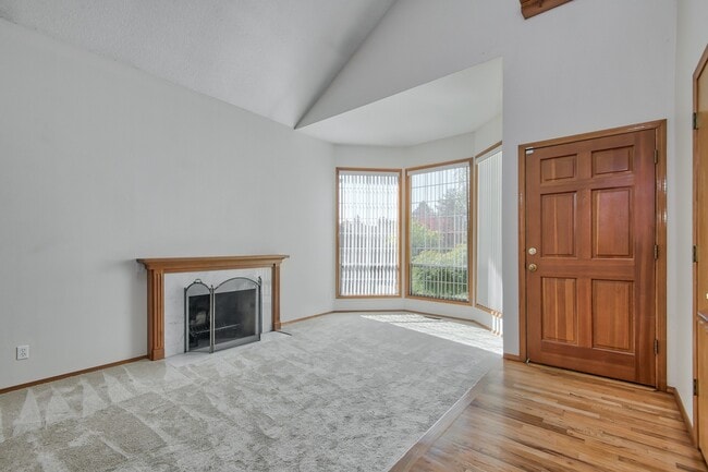 Building Photo - Beautiful cul-de-sac home, with fenced in yard