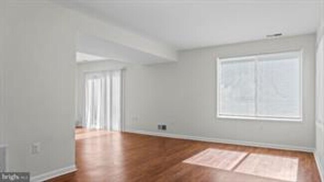 Building Photo - RENOVATED TOWNHOUSE WITH 3 BEDROOMS AND 1.5 BATHS, FENCED BACKYARD