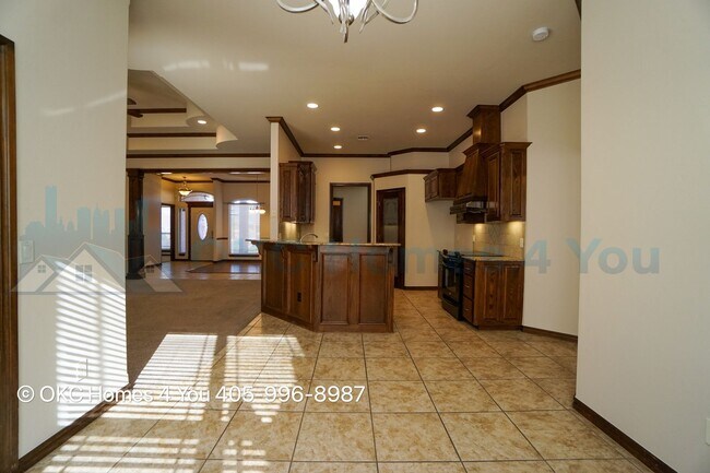 Building Photo - Move in Special. Executive Home in Yukon S...
