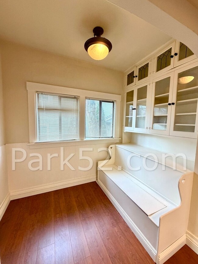 Building Photo - 1 Bedroom Unit in Tacoma Tri-Plex with Washer & Dryer!