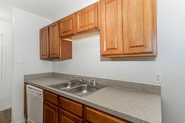 Building Photo - Comfort and Convenience of 3BD/2BA Duplex in Fort Worth!