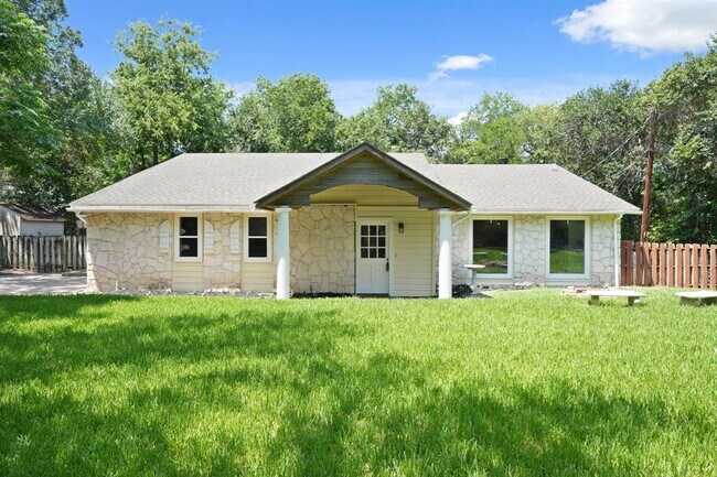 Building Photo - 2218 Bahama Rd