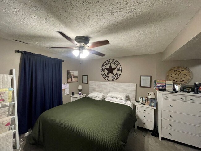 Building Photo - Home For Rent Bellevue.