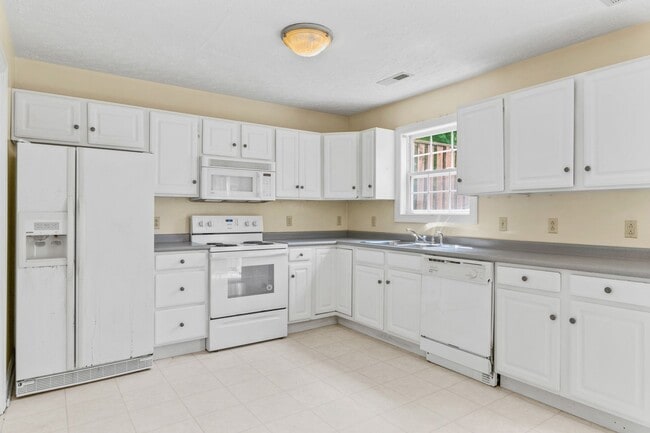 Building Photo - 3 bed/2.5 bath Off street parking