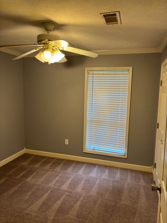 Building Photo - 237 Riverbend Dr