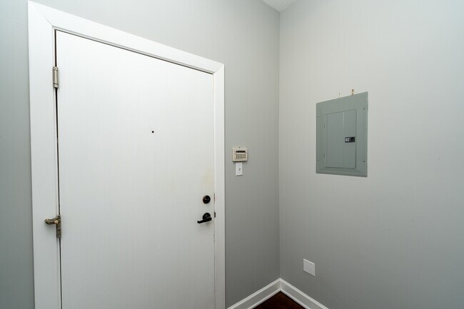 Building Photo - 1560 W Wabansia Ave