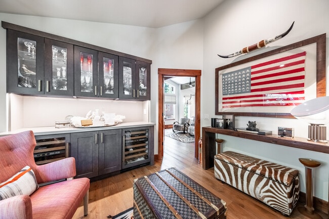 Building Photo - 198 Country Club Dr