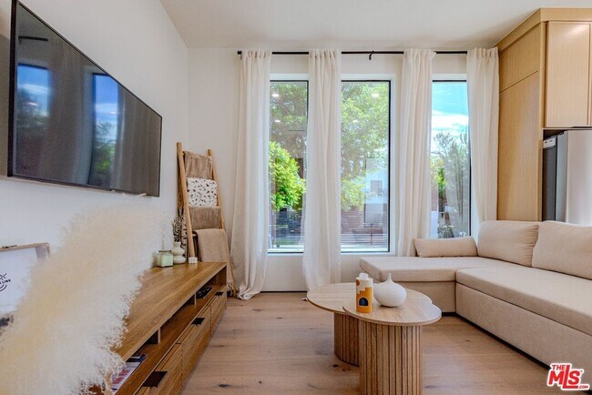 Building Photo - 4703 Saloma Ave