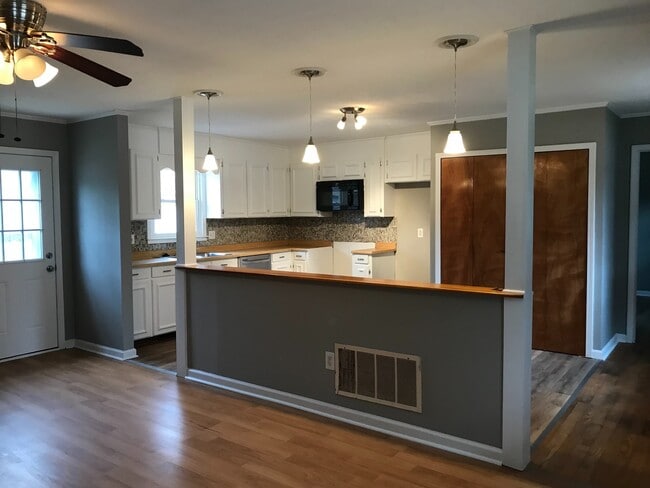 Building Photo - Simpsonville  3 Bedroom, 1.5 Bath Home Nea...