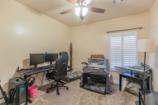 Building Photo - 4 Bedroom 2 bath Beautiful Home