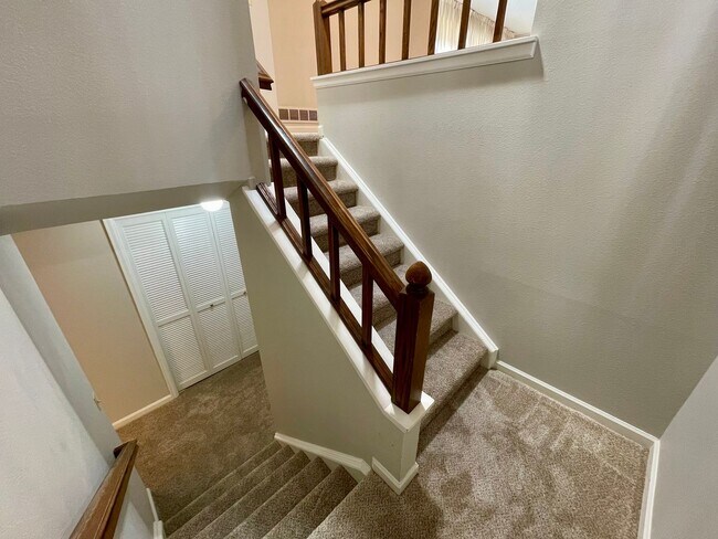 Building Photo - Beautifully Updated 3-Bed, 3-Bath Townhome...