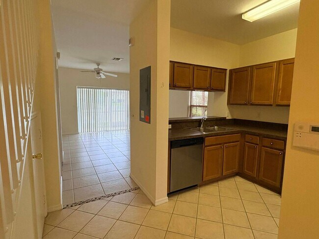 Building Photo - 2/2.5 Townhome in Fort Myers for Rent