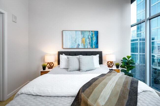 Building Photo - Glass House 1 Bed 1 Bath High Rise Condo w/ Mountain & City Views!!