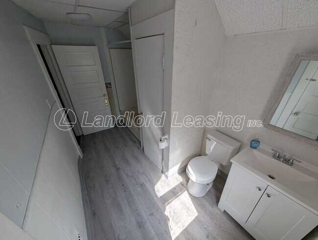 Building Photo - Spacious 4-Bedroom Colonial Near Lake Erie