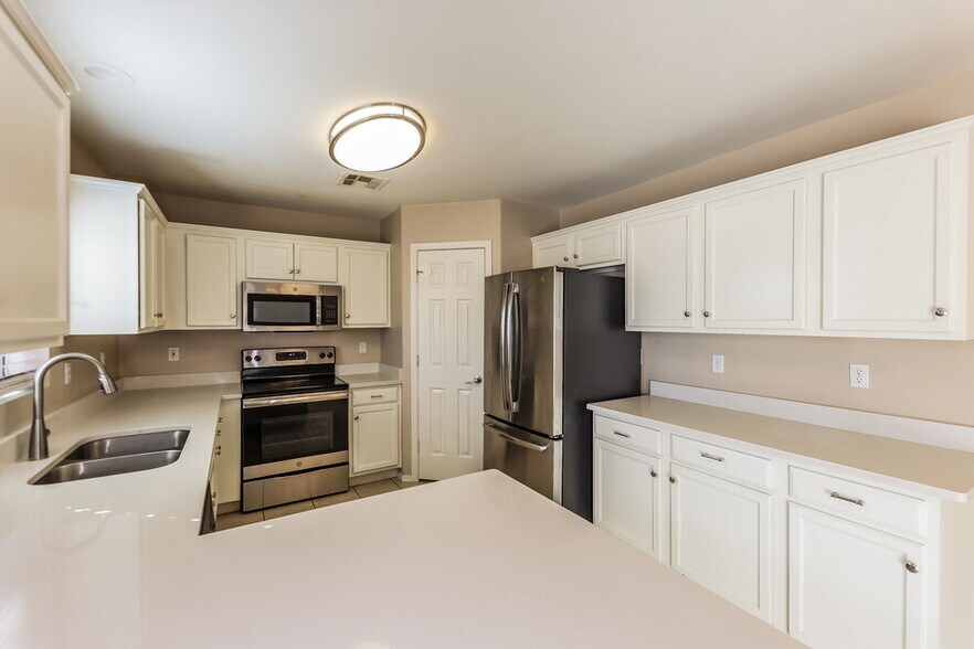 Building Photo - 591 S 167th Dr