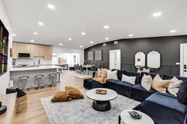 Building Photo - 17621 NE 7th Ave