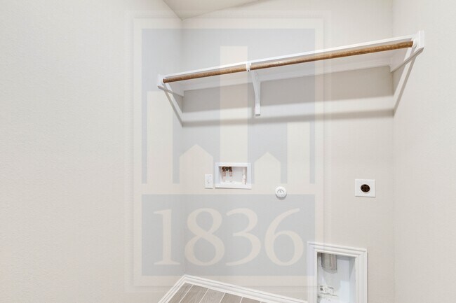 Building Photo - 135 Hackberry Ln