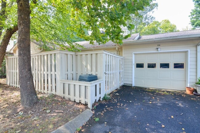 Building Photo - 230 Boxwood