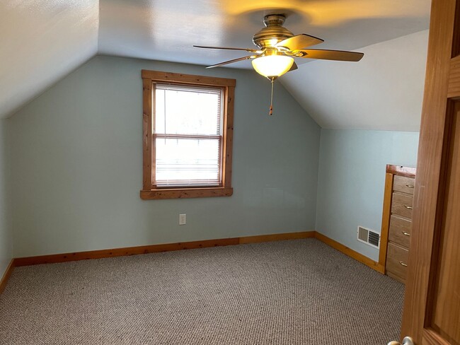 Building Photo - Cute Home in the Heart of Green Bay! PETS WELCOME