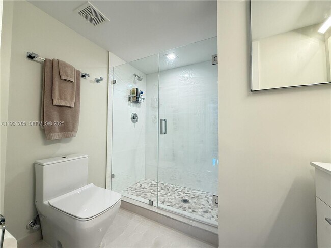 Building Photo - 1155 Brickell Bay Dr