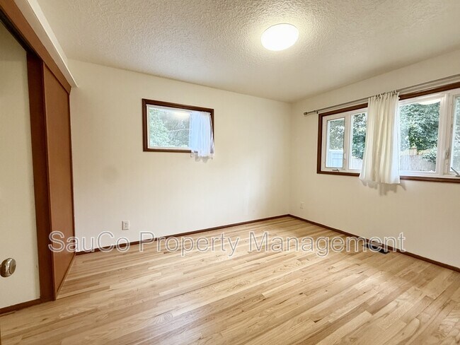 Building Photo - 4751 SW 53rd Ave