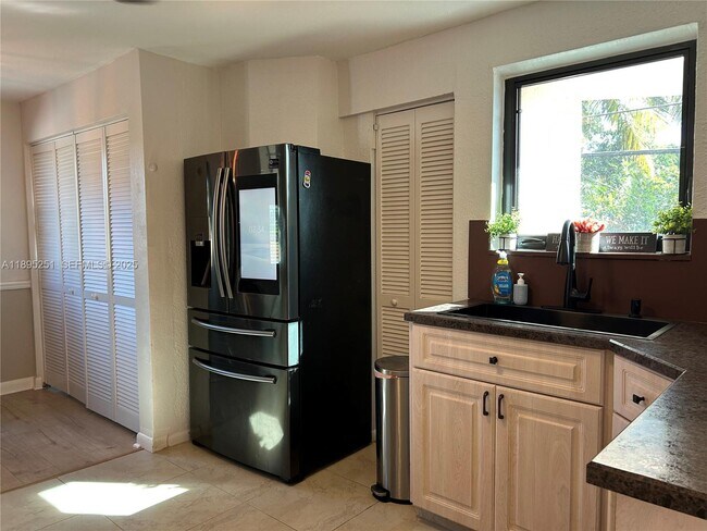 Building Photo - 1534 Monroe St